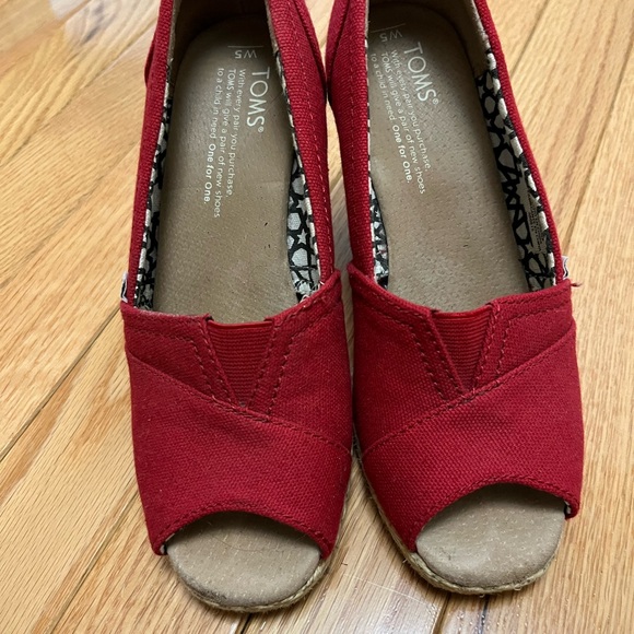 Size 5 red Tom wedges - Picture 3 of 3